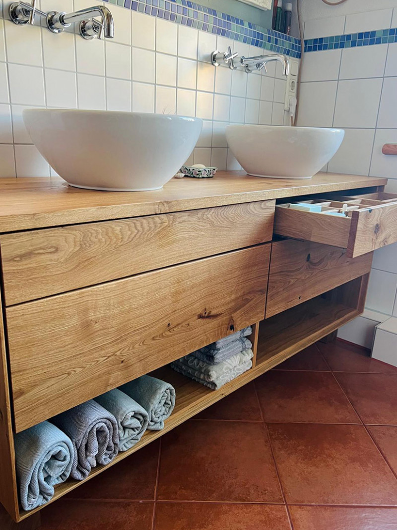 Waschtisch aus Asteiche massiv mit vier Schubkästen