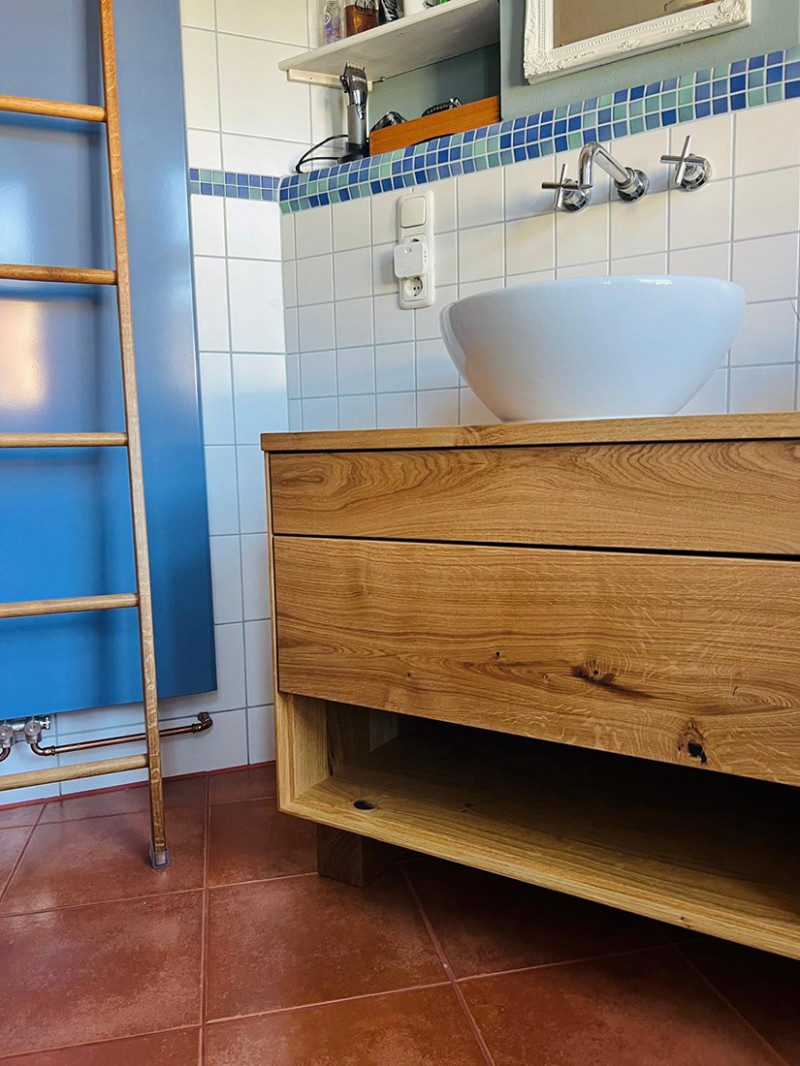 Waschtisch aus Asteiche massiv mit vier Schubkästen