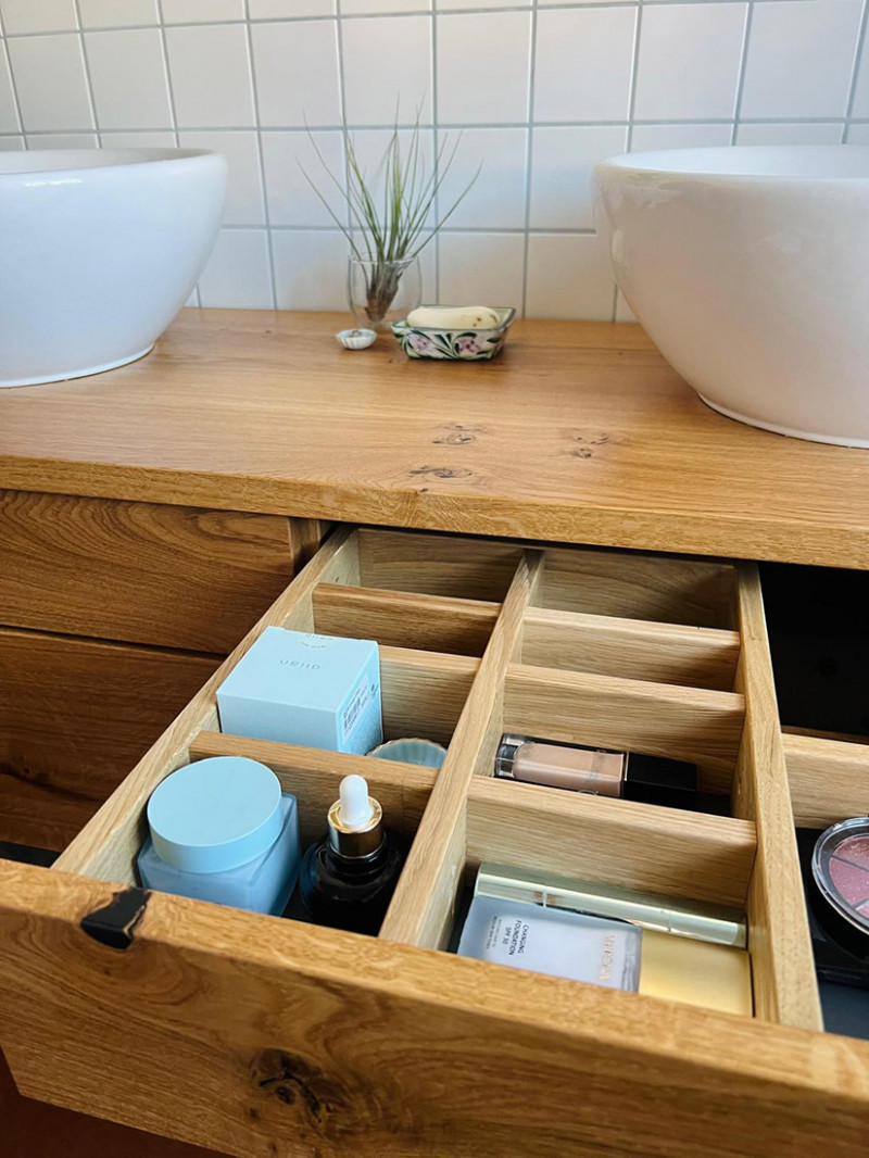 Waschtisch aus Asteiche massiv mit vier Schubkästen