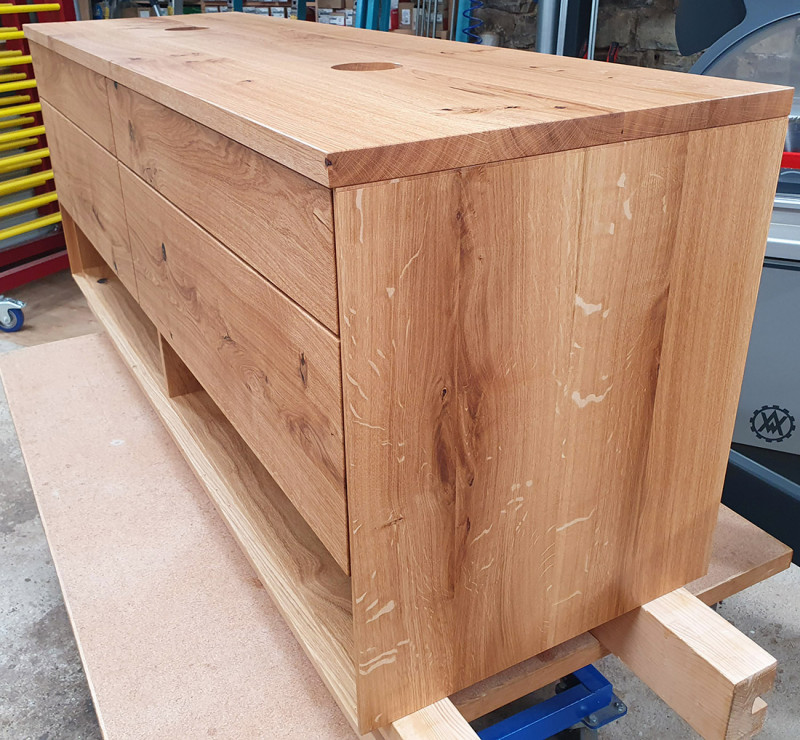 Waschtisch aus Asteiche massiv mit vier Schubkästen