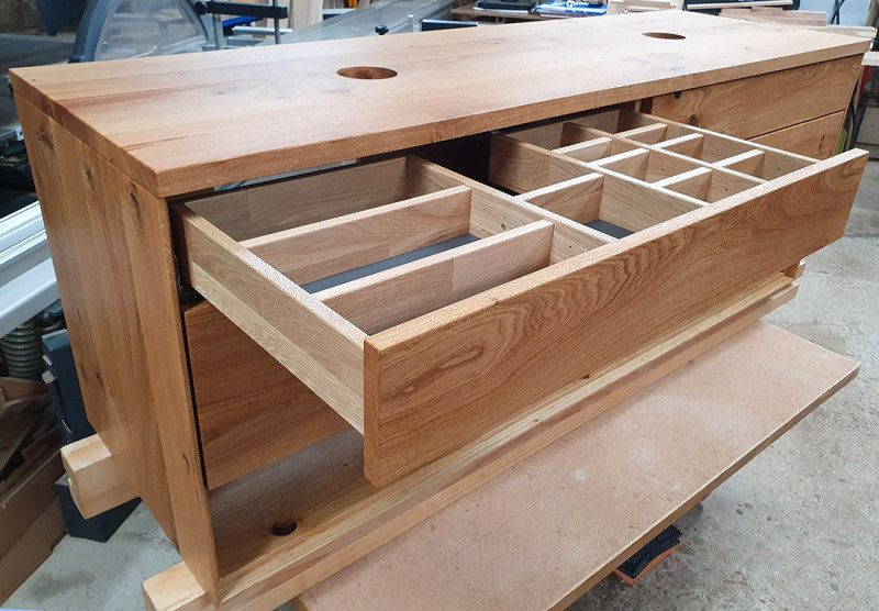 Waschtisch aus Asteiche massiv mit vier Schubkästen