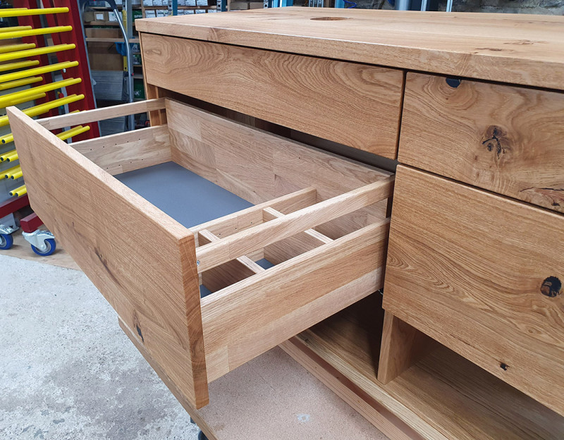 Waschtisch aus Asteiche massiv mit vier Schubkästen