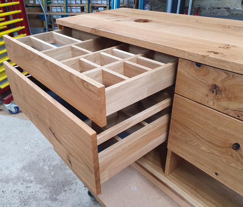 Waschtisch aus Asteiche massiv mit vier Schubkästen