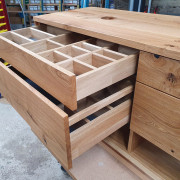 Waschtisch aus Asteiche massiv mit vier Schubkästen
