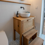 Waschtisch aus Asteiche massiv mit einem Schubkasten und einem zweistufigen Tritthocker