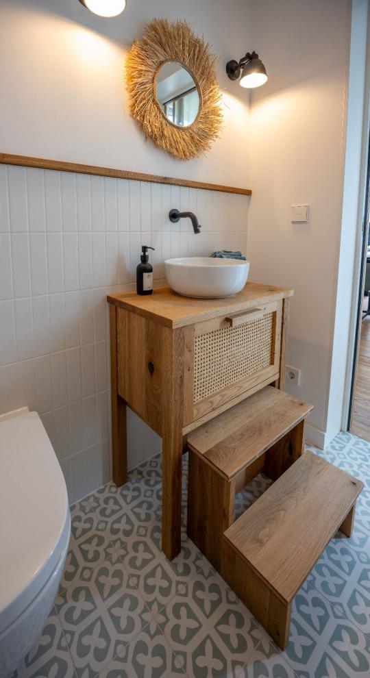 Waschtisch aus Asteiche massiv mit einem Schubkasten und einem zweistufigen Tritthocker