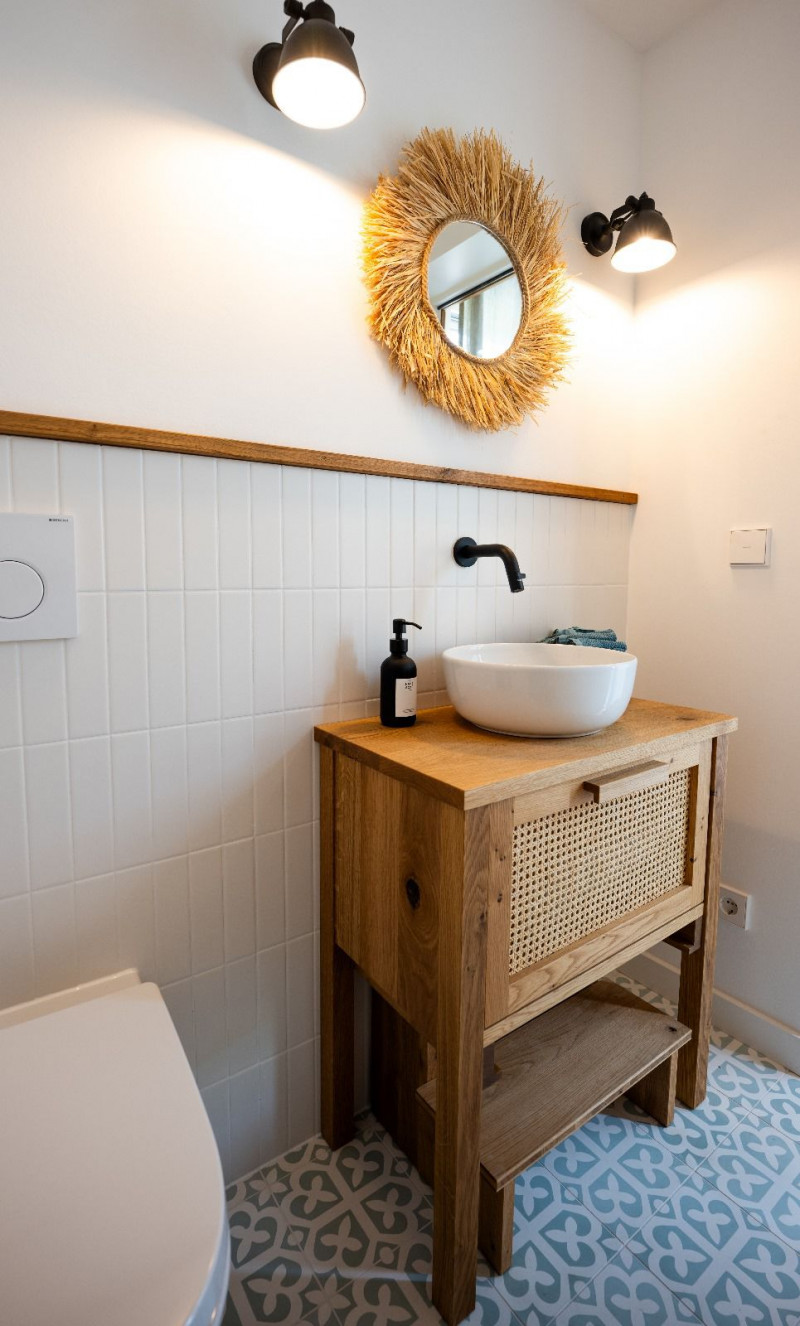 Waschtisch aus Asteiche massiv mit einem Schubkasten und einem zweistufigen Tritthocker