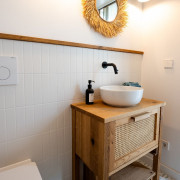 Waschtisch aus Asteiche massiv mit einem Schubkasten und einem zweistufigen Tritthocker