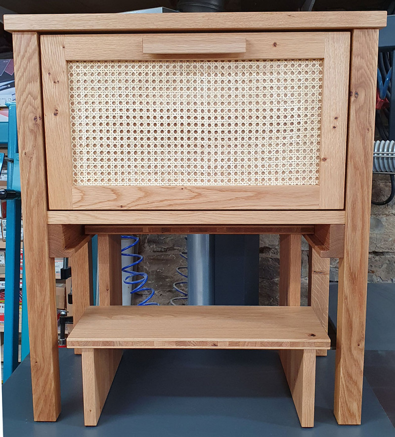 Waschtisch aus Asteiche massiv mit einem Schubkasten und einem zweistufigen Tritthocker