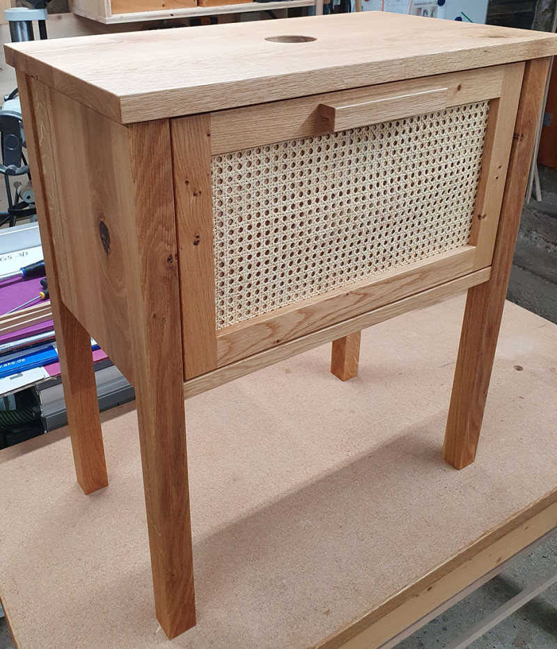 Waschtisch aus Asteiche massiv mit einem Schubkasten und einem zweistufigen Tritthocker