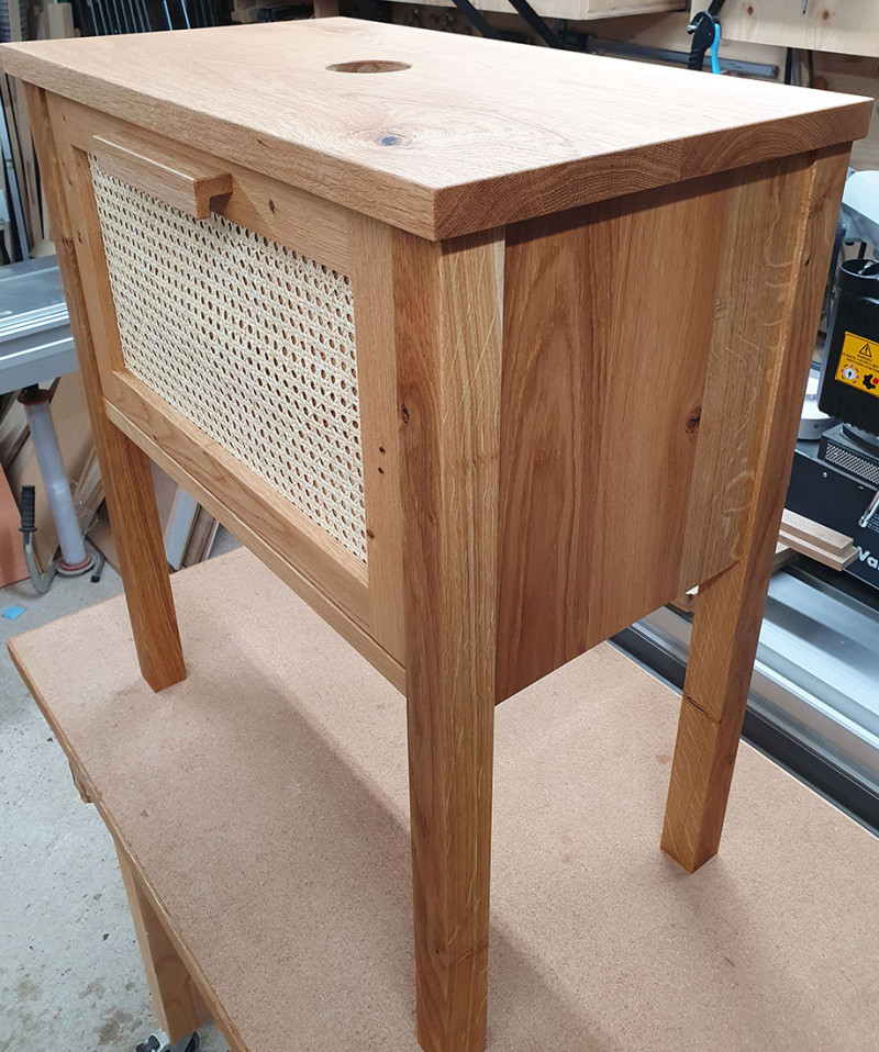 Waschtisch aus Asteiche massiv mit einem Schubkasten und einem zweistufigen Tritthocker