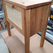 Waschtisch aus Asteiche massiv mit einem Schubkasten und einem zweistufigen Tritthocker