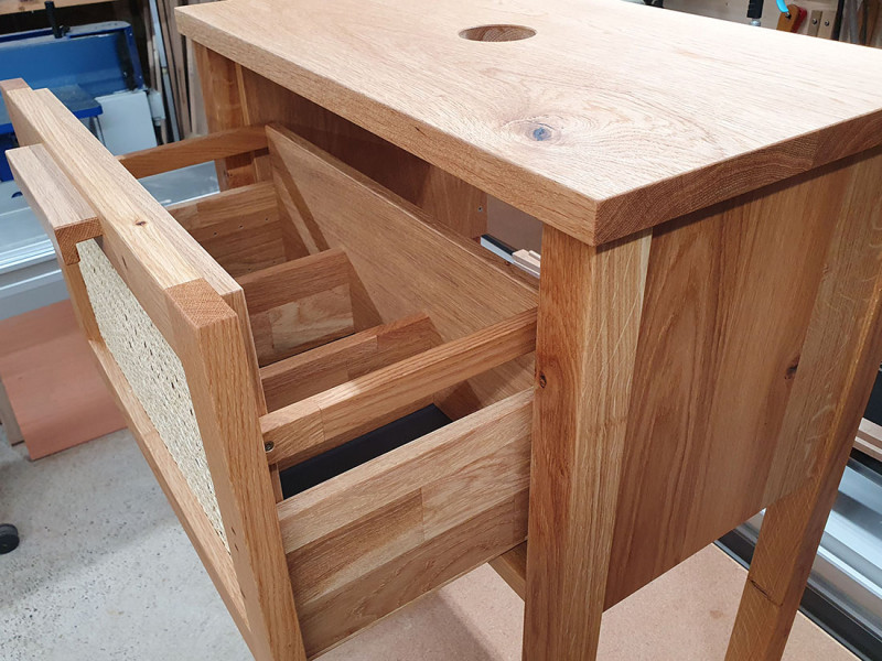 Waschtisch aus Asteiche massiv mit einem Schubkasten und einem zweistufigen Tritthocker