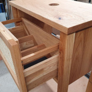 Waschtisch aus Asteiche massiv mit einem Schubkasten und einem zweistufigen Tritthocker
