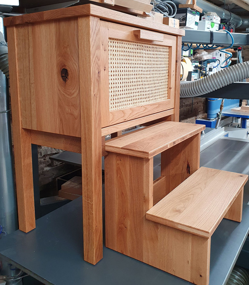 Waschtisch aus Asteiche massiv mit einem Schubkasten und einem zweistufigen Tritthocker