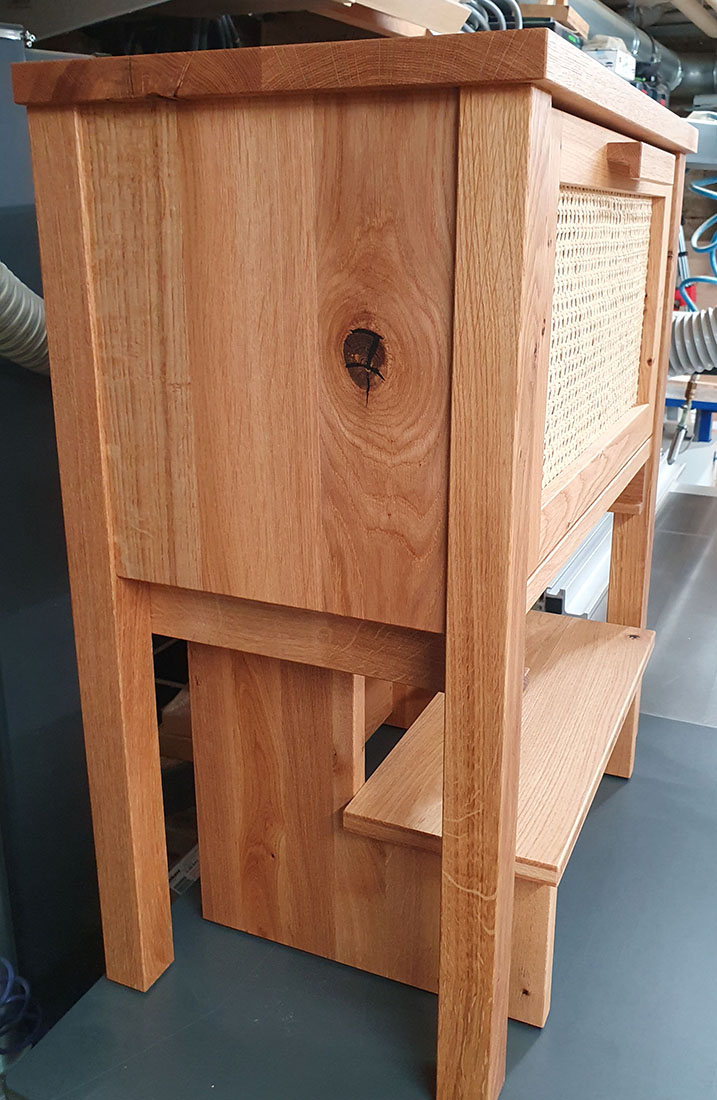 Waschtisch aus Asteiche massiv mit einem Schubkasten und einem zweistufigen Tritthocker