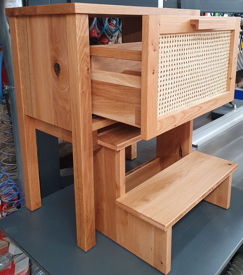 Waschtisch aus Asteiche massiv mit einem Schubkasten und einem zweistufigen Tritthocker