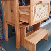 Waschtisch aus Asteiche massiv mit einem Schubkasten und einem zweistufigen Tritthocker