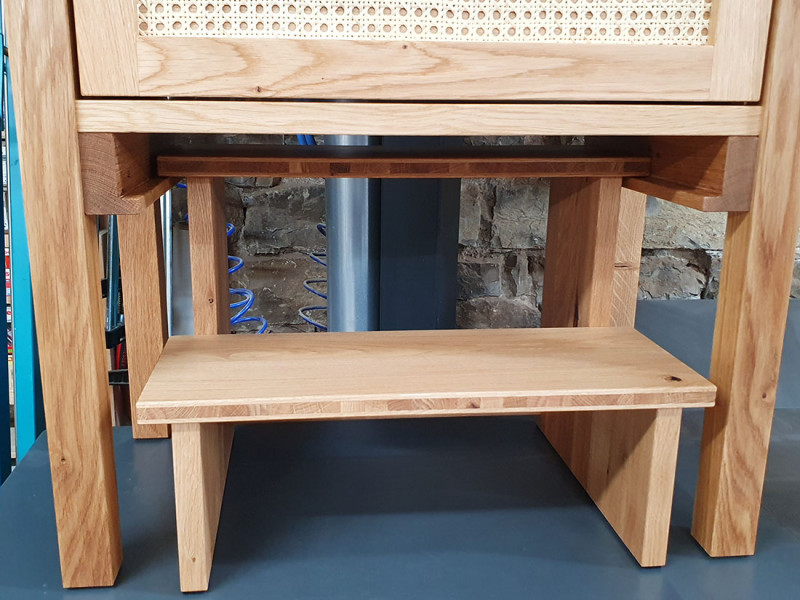 Waschtisch aus Asteiche massiv mit einem Schubkasten und einem zweistufigen Tritthocker