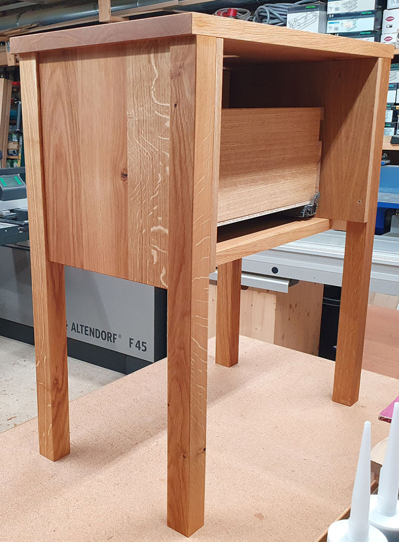 Waschtisch aus Asteiche massiv mit einem Schubkasten und einem zweistufigen Tritthocker