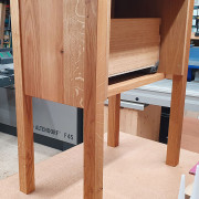 Waschtisch aus Asteiche massiv mit einem Schubkasten und einem zweistufigen Tritthocker