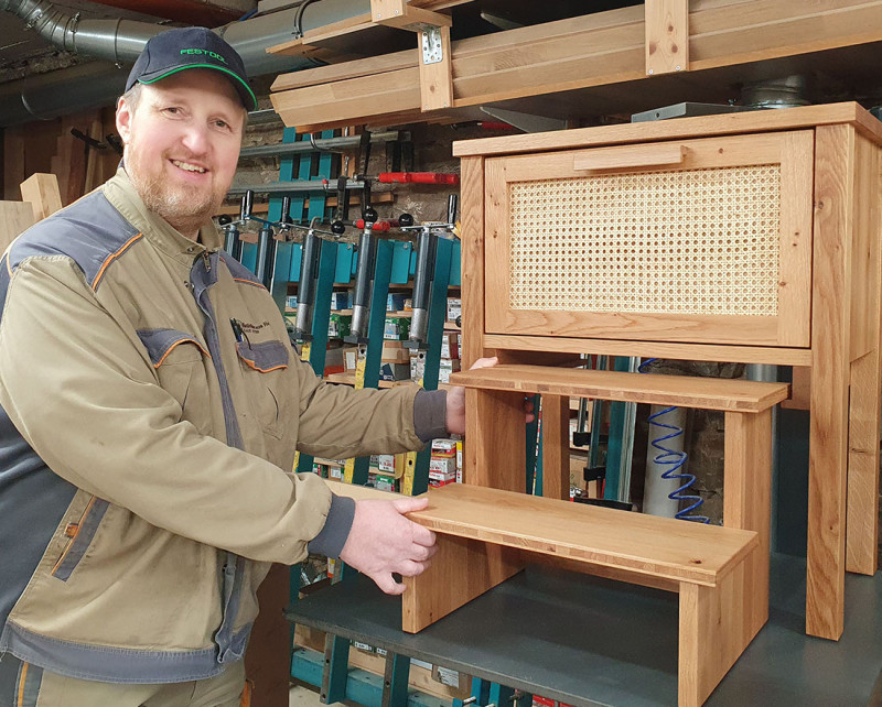 Waschtisch aus Asteiche massiv mit einem Schubkasten und einem zweistufigen Tritthocker