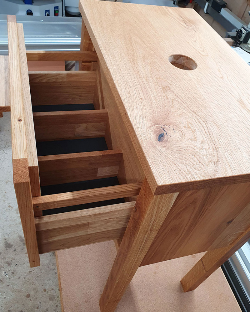 Waschtisch aus Asteiche massiv mit einem Schubkasten und einem zweistufigen Tritthocker