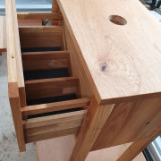 Waschtisch aus Asteiche massiv mit einem Schubkasten und einem zweistufigen Tritthocker