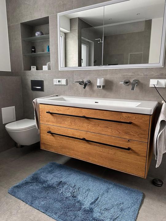 Waschtisch aus Asteiche massiv mit zwei Schubkästen