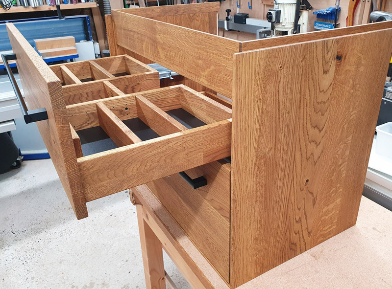 Waschtisch aus Asteiche massiv mit zwei Schubkästen