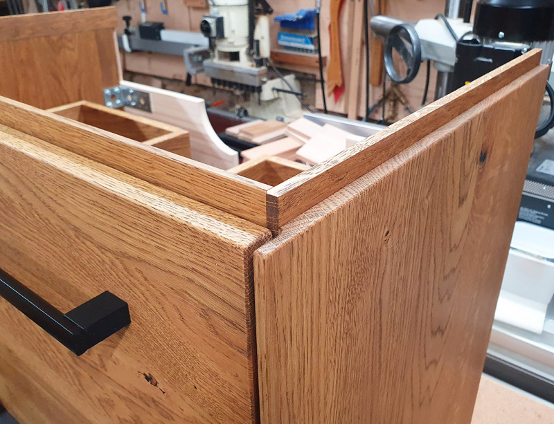 Waschtisch aus Asteiche massiv mit zwei Schubkästen