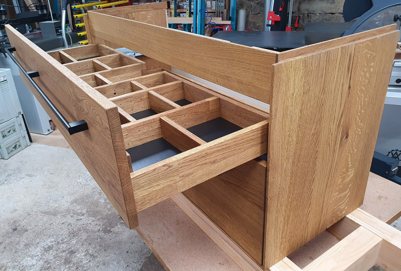 Waschtisch aus Asteiche massiv mit zwei Schubkästen