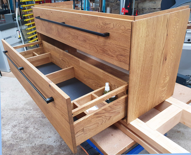 Waschtisch aus Asteiche massiv mit zwei Schubkästen