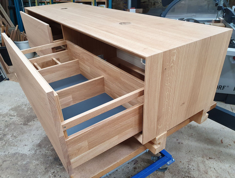 Waschtisch aus Eiche massiv mit zwei Schubkästen