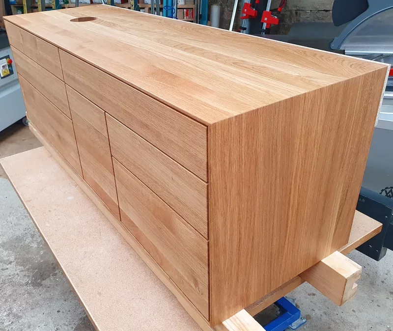 Waschtisch aus Eiche massiv mit sieben Schubkästen