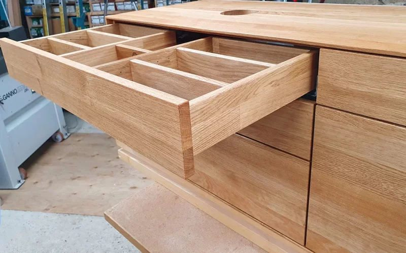 Waschtisch aus Eiche massiv mit sieben Schubkästen