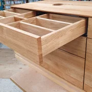 Waschtisch aus Eiche massiv mit sieben Schubkästen