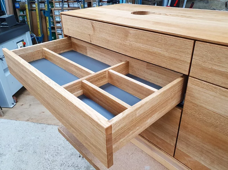 Waschtisch aus Eiche massiv mit sieben Schubkästen