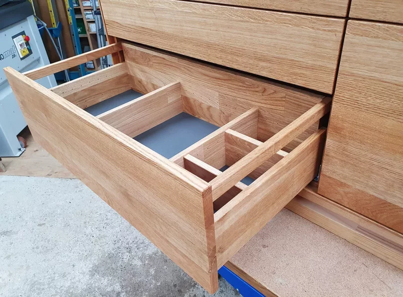 Waschtisch aus Eiche massiv mit sieben Schubkästen