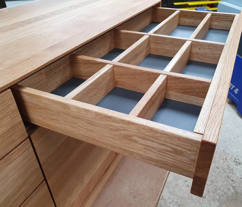 Waschtisch aus Eiche massiv mit sieben Schubkästen