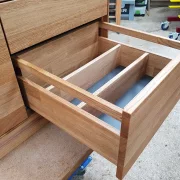 Waschtisch aus Eiche massiv mit sieben Schubkästen