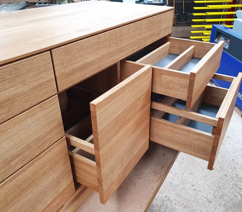 Waschtisch aus Eiche massiv mit sieben Schubkästen