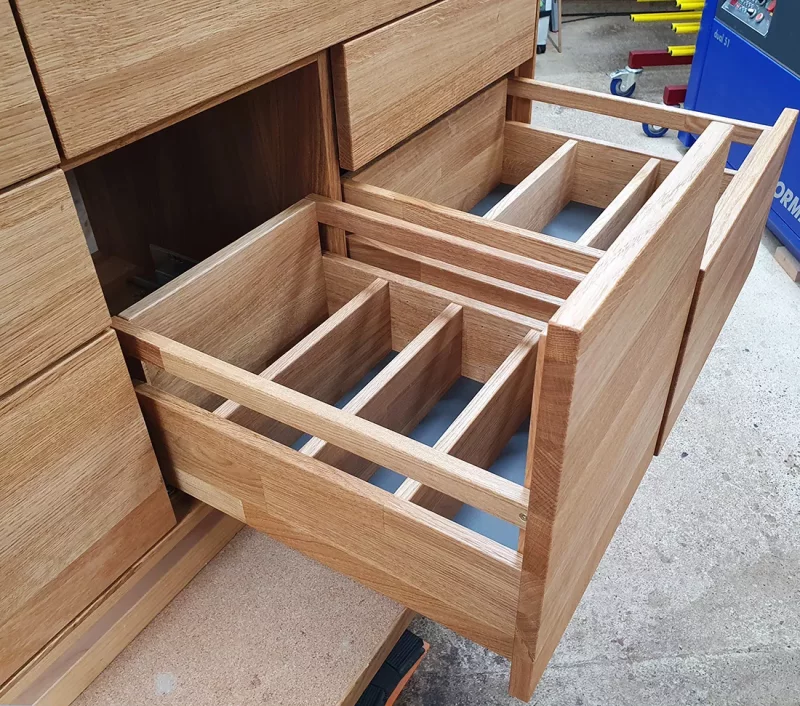 Waschtisch aus Eiche massiv mit sieben Schubkästen