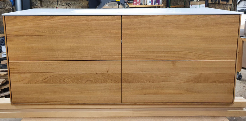 Waschtisch aus Eiche massiv mit vier Schubkästen