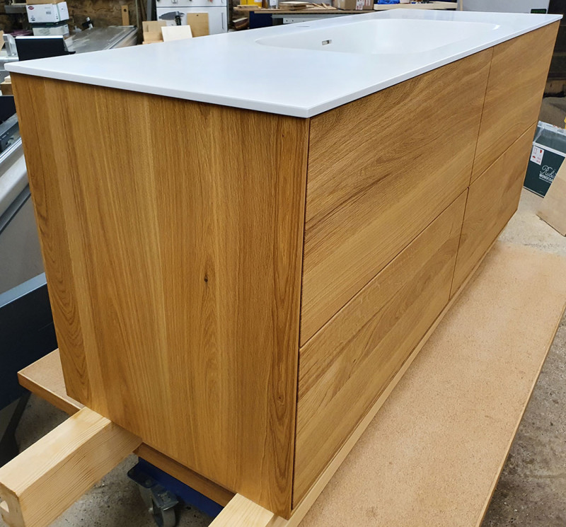 Waschtisch aus Eiche massiv mit vier Schubkästen