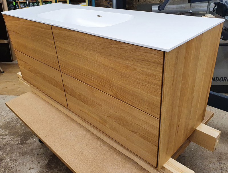Waschtisch aus Eiche massiv mit vier Schubkästen