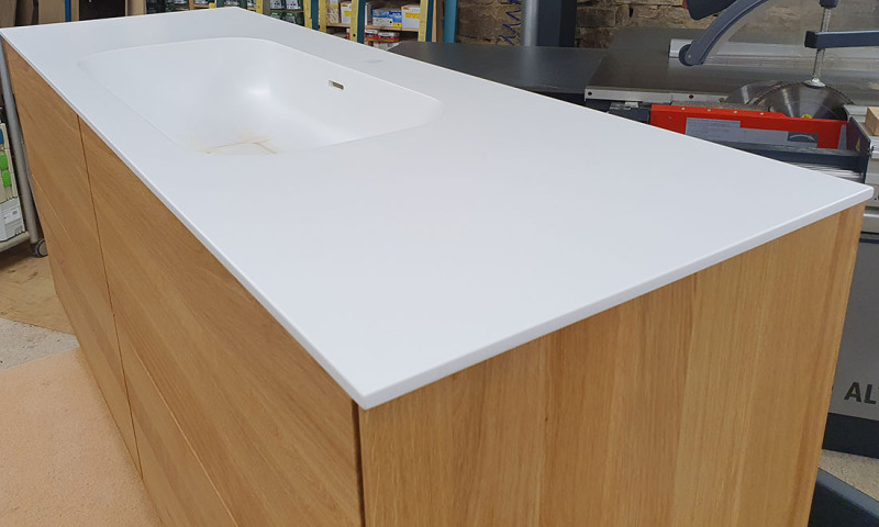 Waschtisch aus Eiche massiv mit vier Schubkästen