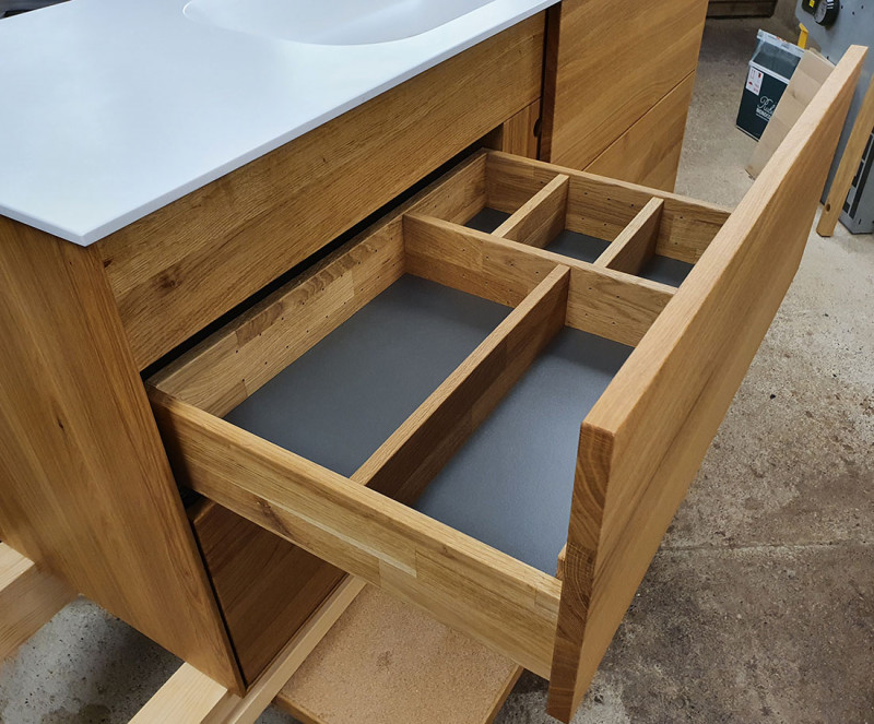 Waschtisch aus Eiche massiv mit vier Schubkästen