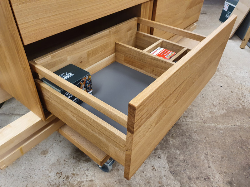 Waschtisch aus Eiche massiv mit vier Schubkästen