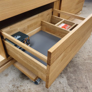 Waschtisch aus Eiche massiv mit vier Schubkästen